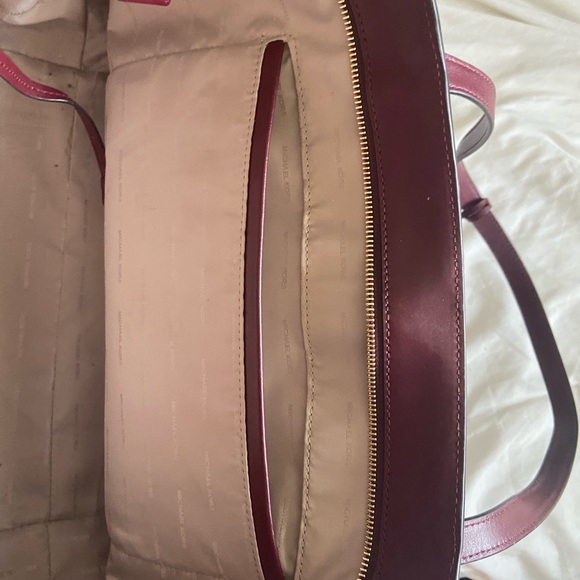 MICHEAL KORS PURSE - Picture 3 of 7